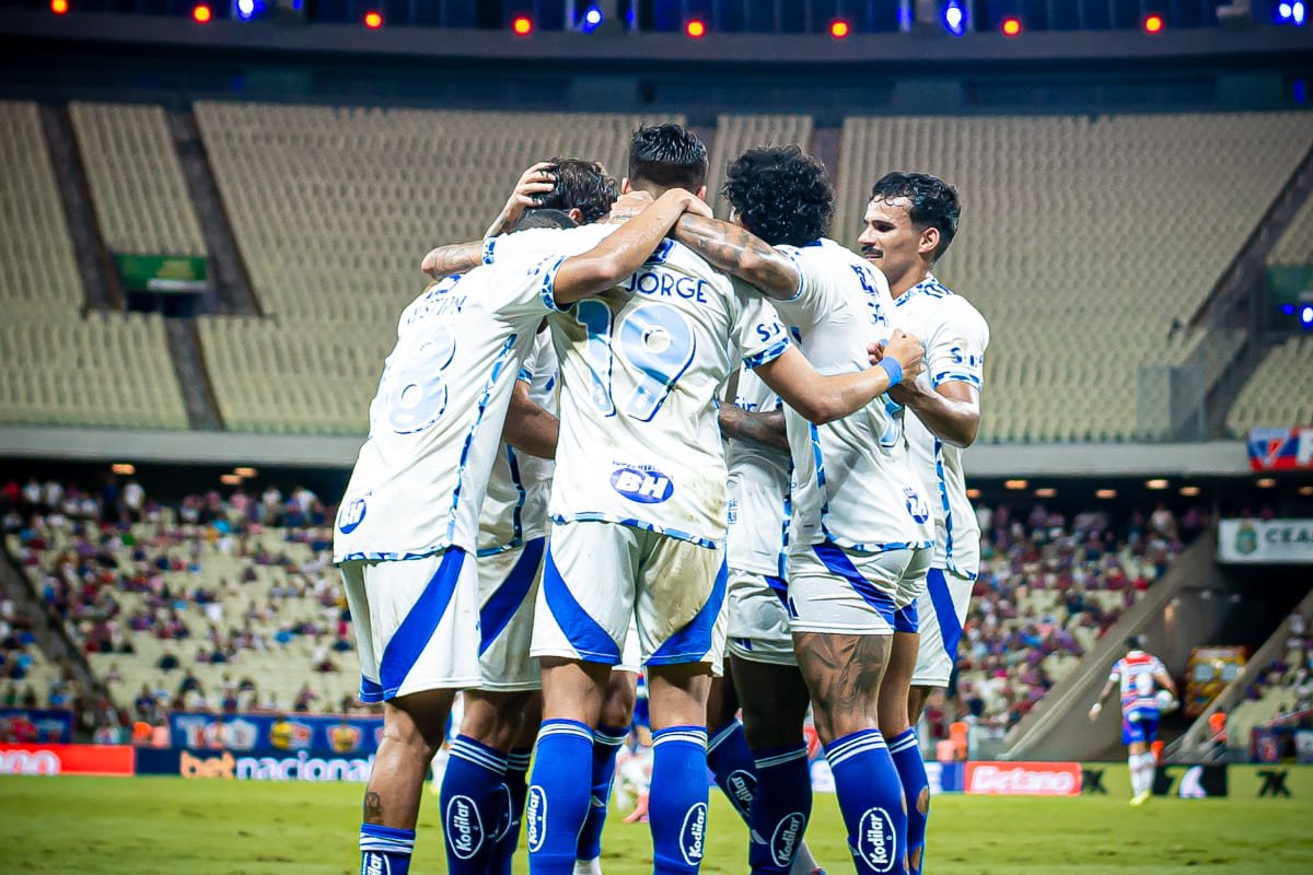 Jogadores do Cruzeiro comemorando gol no Fortaleza (foto: Samuel Andrade)