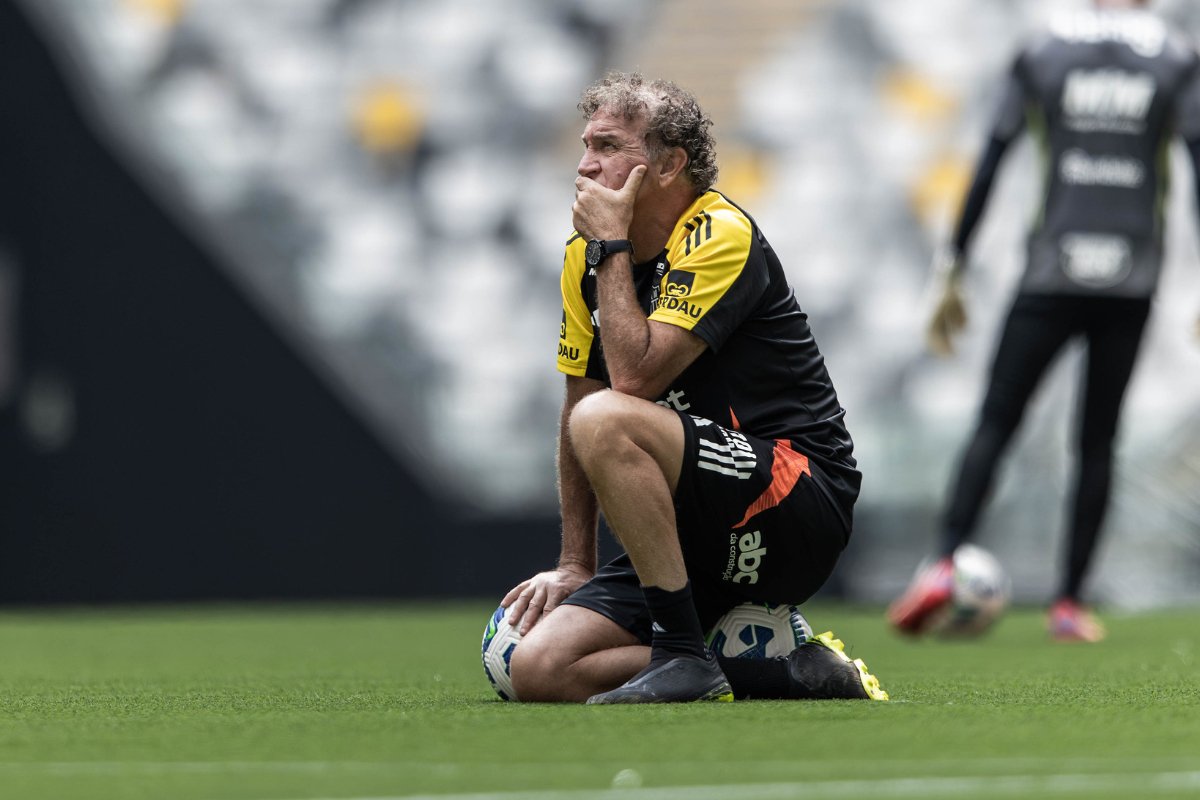 Cuca no gramado sintético da Arena MRV - (foto: Pedro Souza/Atlético)