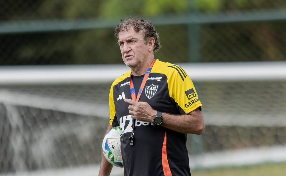 Cuca, técnico do Atlético, durante treinamento na Cidade do Galo (27/5) (foto: Pedro Souza/Atlético)