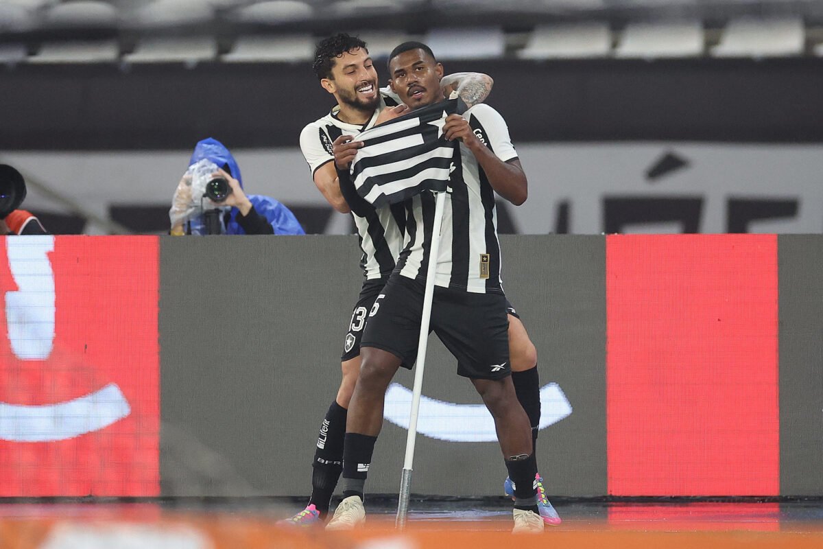 Cuiabano comemora golaço pelo Botafogo contra o Inter com Alex Telles (foto: Vitor Silva/Botafogo)