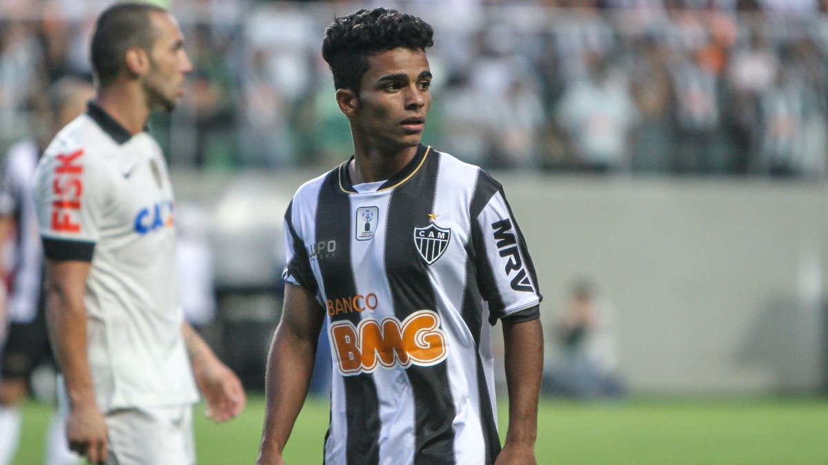 Danielzinho em ação durant estreia profissional pelo Atlético, em 2013, contra o Corinthians (foto: Bruno Cantini/Atlético)