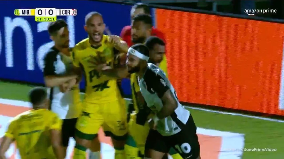 João Victor, do Mirassol, tira satisfação com Memphis após holandês do Corinthians perder pênalti de cavadinha (foto: Reprodução/Amazon Prime Video)