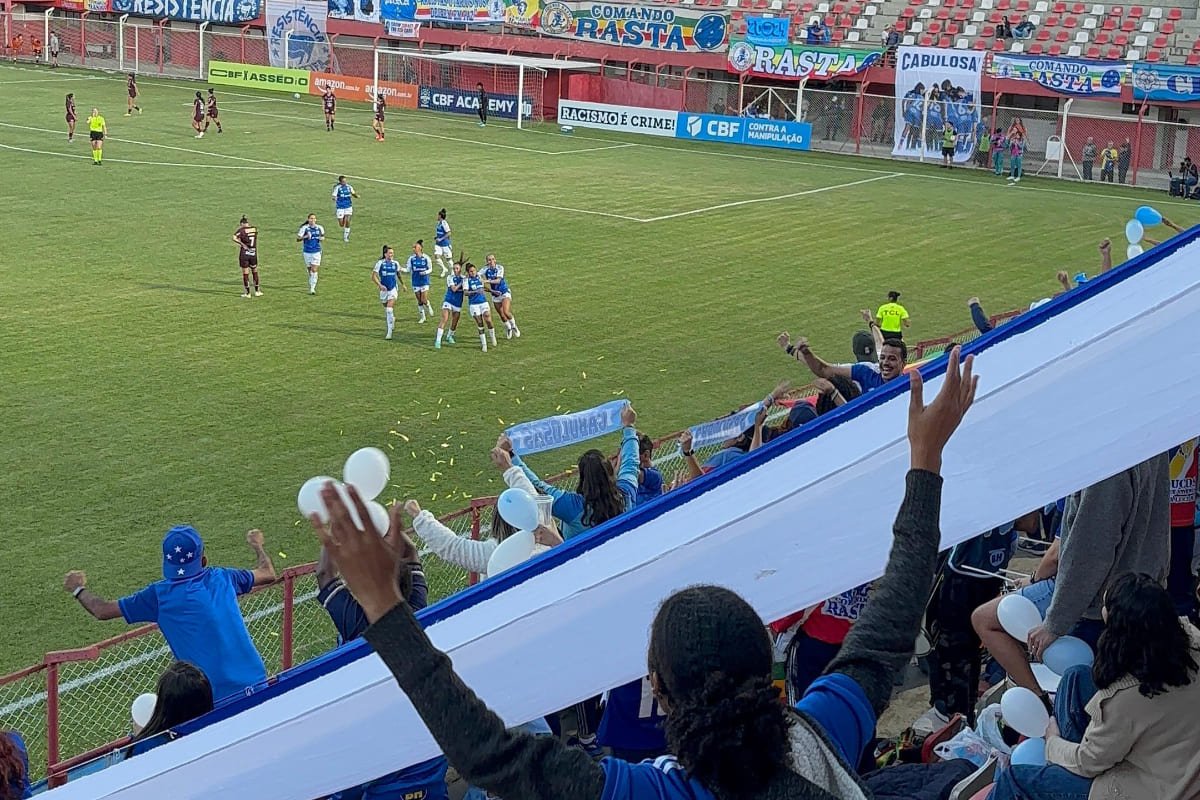 Torcida do Cruzeiro celebrando gol de Gaby Soares, o primeiro na vitória por 3 a 1 sobre a Ferroviária