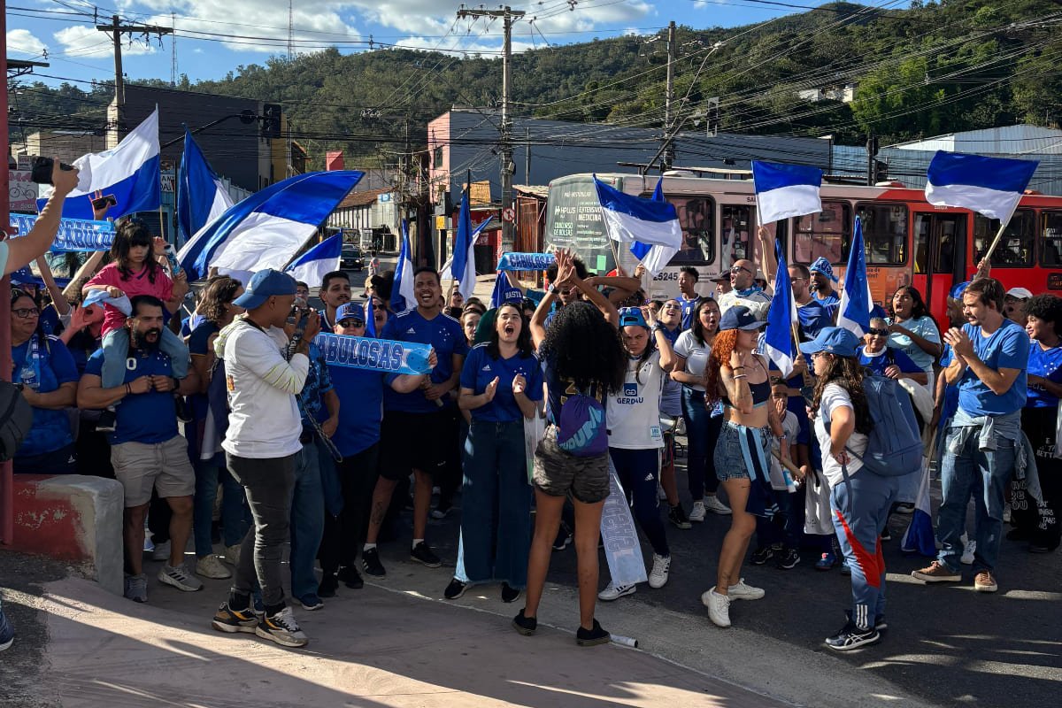 Recepção das atletas do Cruzeiro pela caravana da Desorganizada Cabulosa