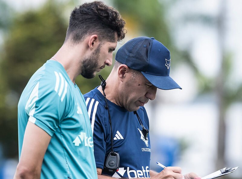Auxiliar Diogo Dias e o técnico Leonardo Jardim no Cruzeiro (foto: Gustavo Aleixo/Cruzeiro)