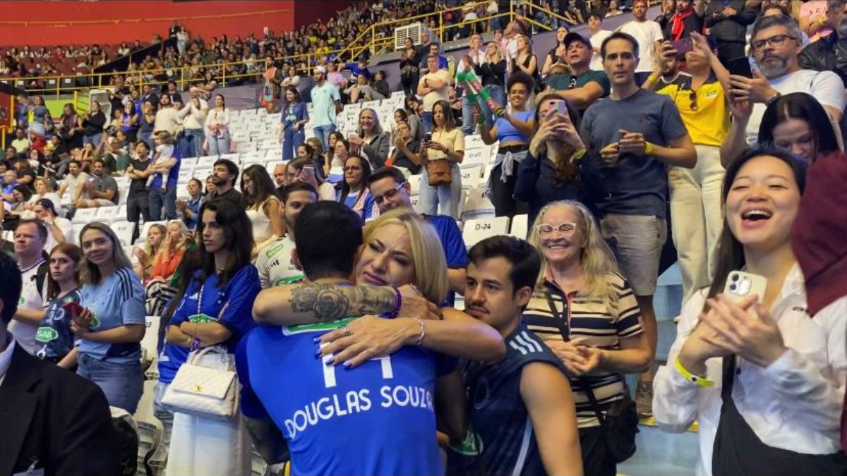 Douglas Souza foi em direção à mãe e ao namorado após título da Superliga e prêmio de melhor ponteiro (foto: Rafael Cyrne/EM/D.A Press)