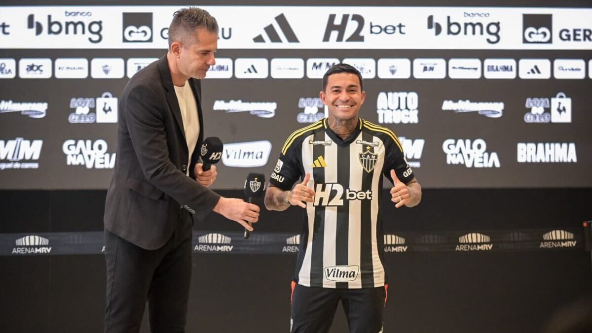 Dudu recebeu camisa do Atlético de Victor, diretor de futebol e ídolo do clube (foto: Leandro Couri/EM/D.A Press)