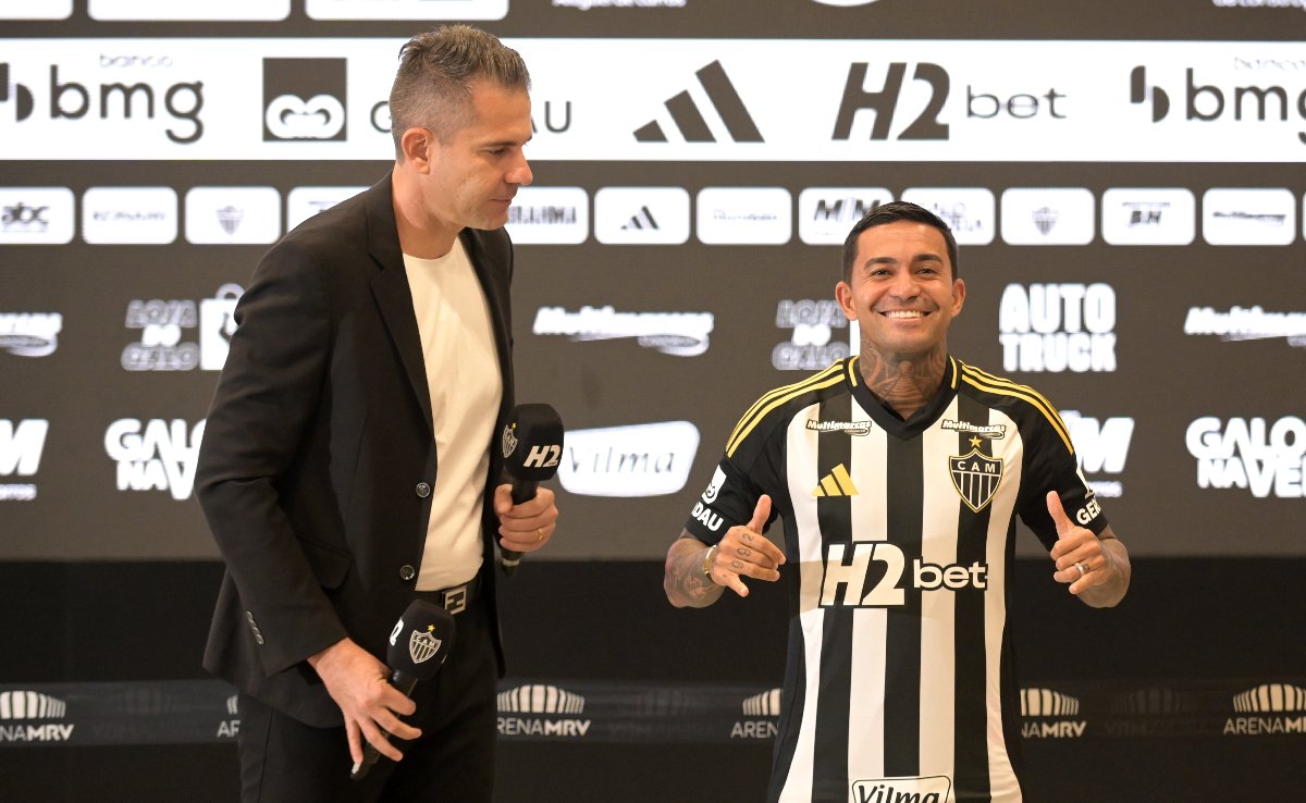 Victor Bagy (à esquerda) apresenta o atacante Dudu (à direita) como reforço do Atlético para 2025 (foto: Leandro Couri/EM/D.A. Press)