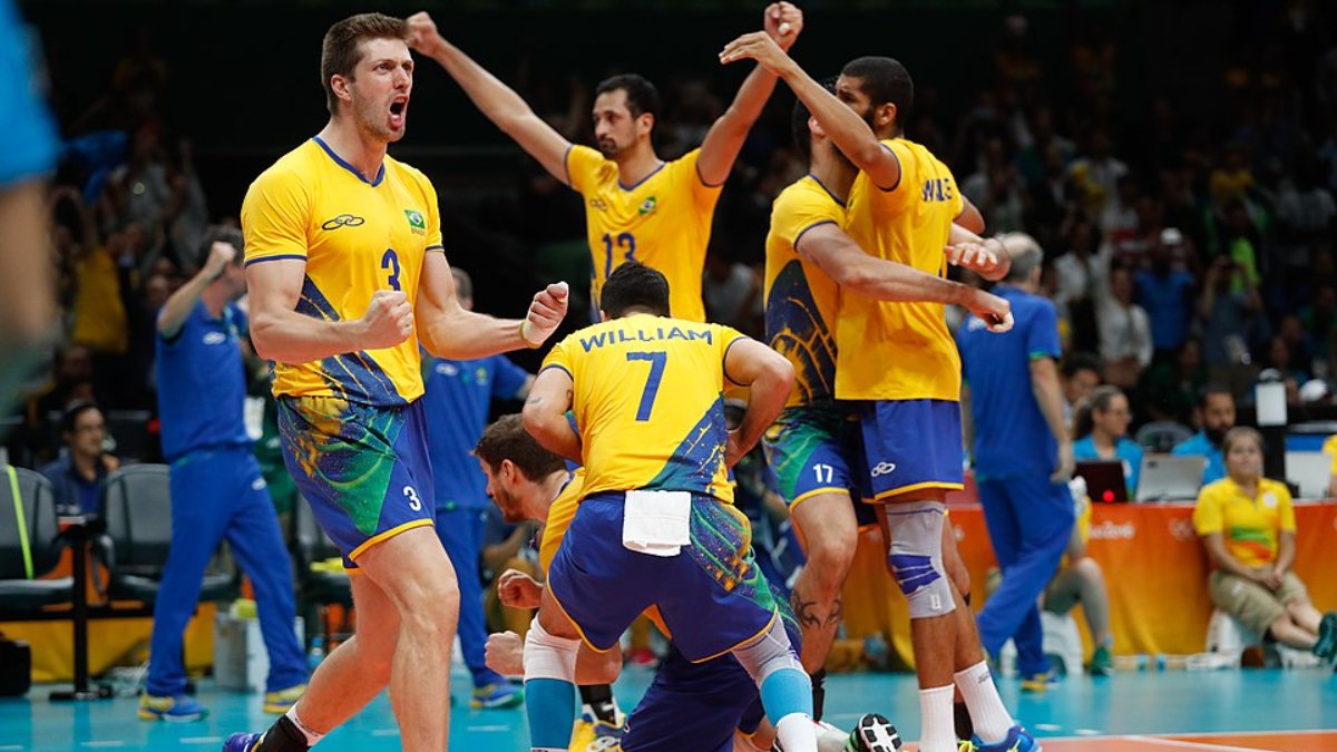 Éder comemora com a Seleção classificação para a semifinal na icônica campanha do ouro em Rio 2016 (foto: Fernando Frazão/Agência Brasil)