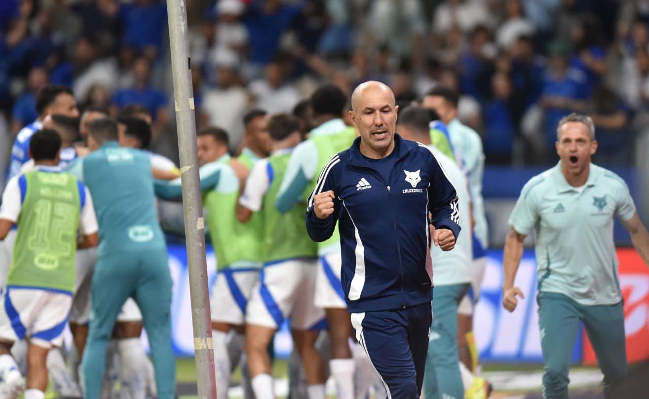 Leonardo Jardim comemora com os jogadores o gol da vitória do Cruzeiro sobre o Flamengo, no Mineirão - (foto: Ramon Lisboa/EM/D.A. Press)