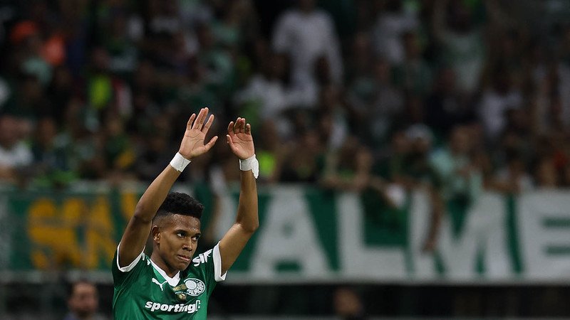 Estêvão ergue os braços para cumprimentar a torcida do Palmeiras em agradecimento (foto: Cesar Greco/Palmeiras)