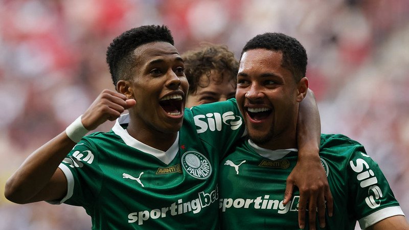 Estêvão e Vitor Roque comemoram gol do Palmeiras - (foto: Cesar Greco/Palmeiras)