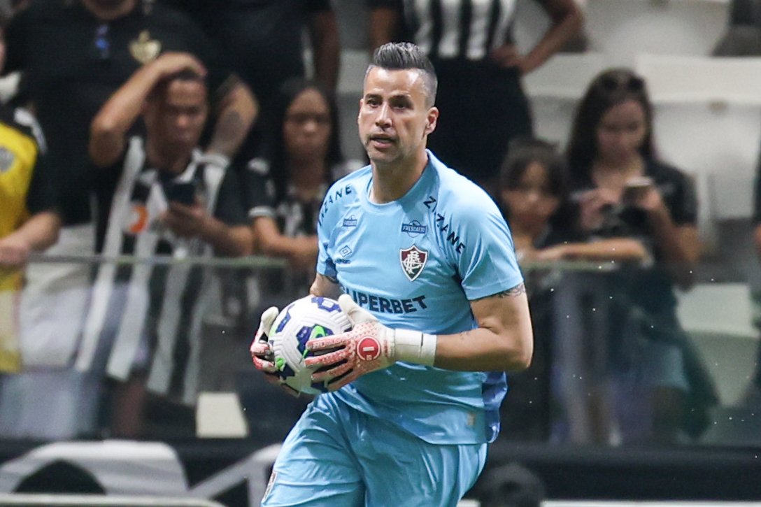 Fábio, goleiro do Fluminense, em ação contra o Atlético na Arena MRV (foto: Divulgação/Fluminense)