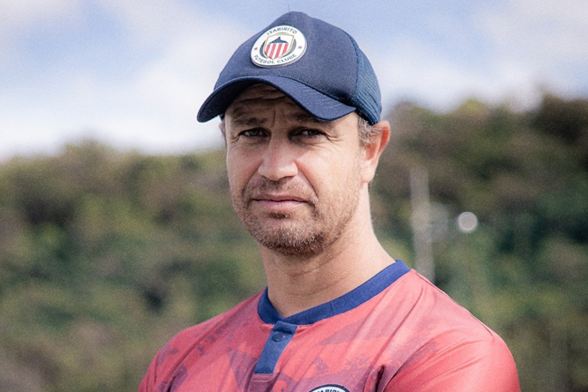 Felipe Conceição de boné azul e camisa do Itabirito (foto: Itabirito/Divulgação)