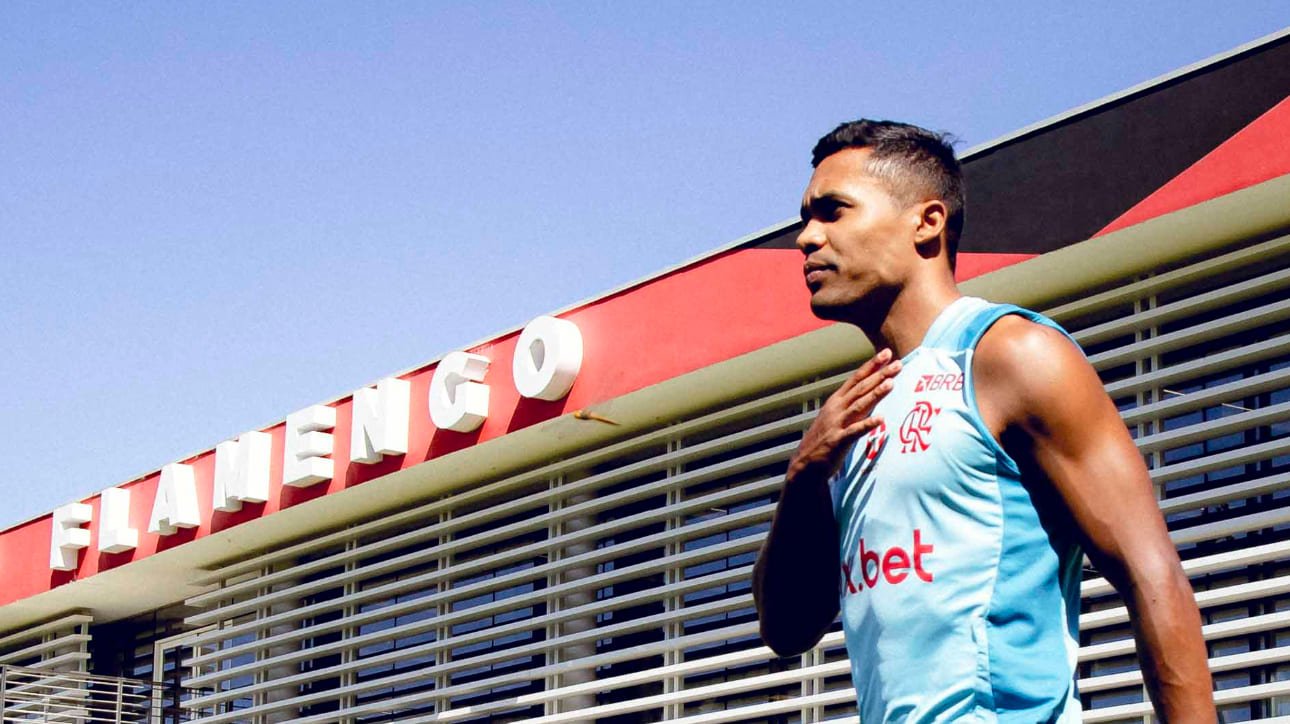 Alex Sandro, lateral-esquerdo do Flamengo, em treinamento (foto: Adriano Fontes/Flamengo)