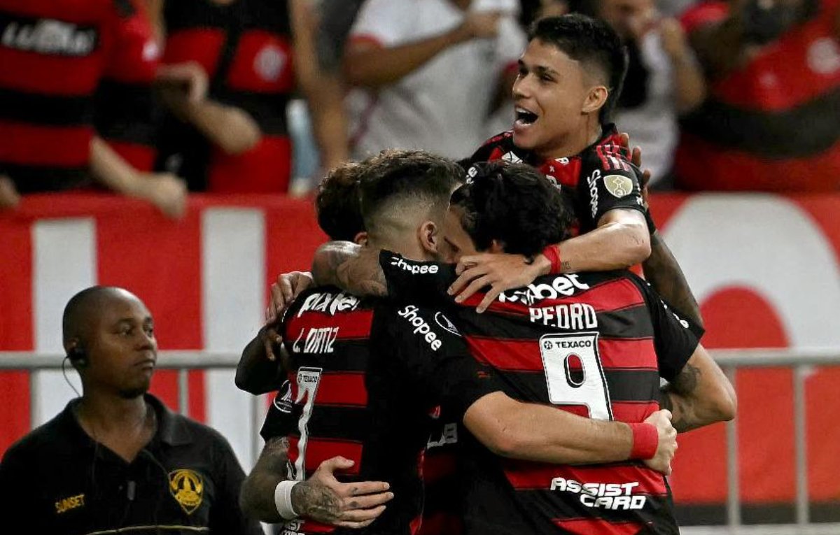 Jogadores do Flamengo comemoram gol de Léo Pereira contra o Táchira (foto: MAURO PIMENTEL/AFP)