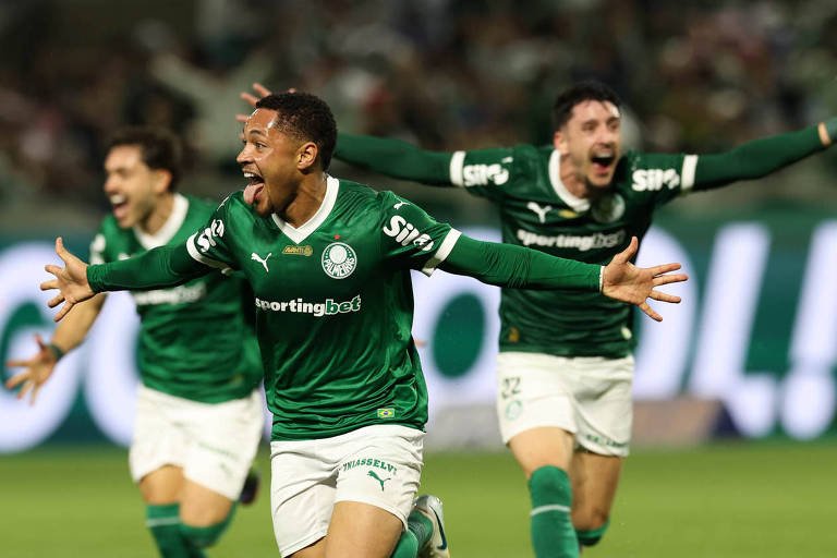 Vitor Roque celebra gol nos acréscimos em clássico contra o São Paulo, pelo Brasileirão, na Arena Barueri (foto: Cesar Greco/Palmeiras)