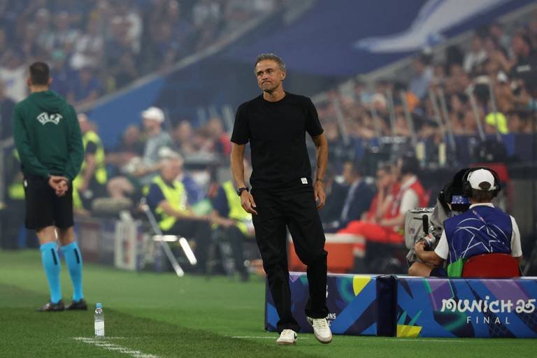 Luis Enrique de blusa e calça preta (foto: Franck Fife/AFP)