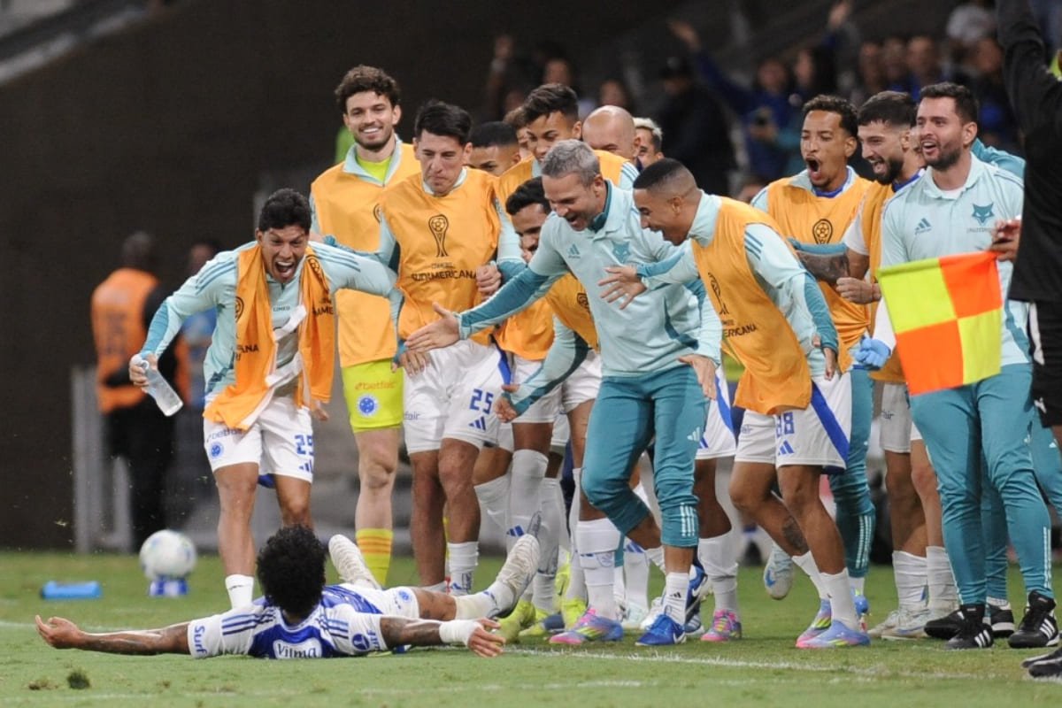 Gabi, atacante do Cruzeiro, comemorando gol no Mineirão (foto: Alexandre Guzanshe/EM/D.A Press)