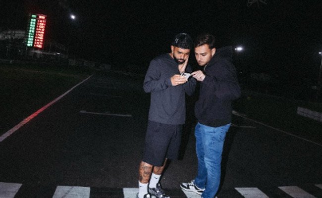 Gabigol e um amigo em cartódromo em Betim (foto: Reprodução)