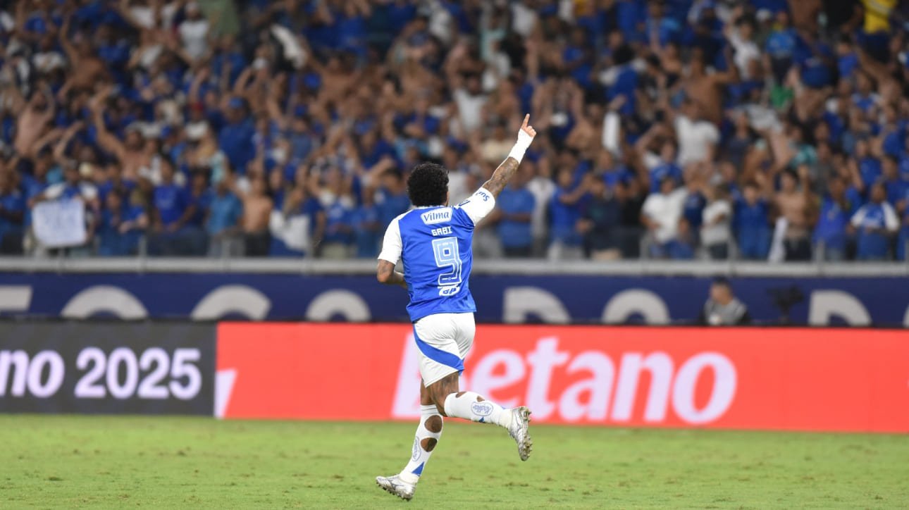 Gabi marcou o segundo gol do Cruzeiro na vitória por 2 a 1 sobre o Flamengo (foto: Ramon Lisboa/EM/D.A Press)