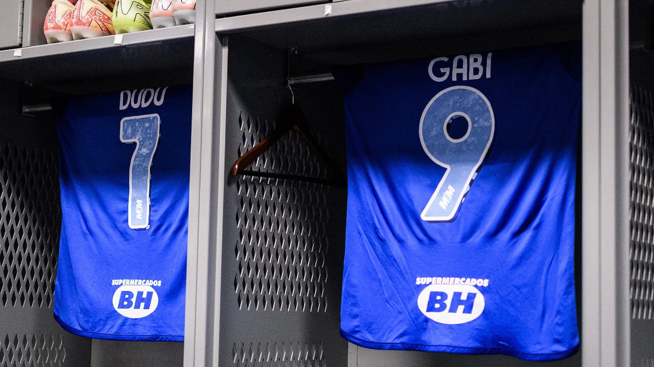 Camisas de Dudu e Gabi no vestiário do Cruzeiro (foto: Gustavo Aleixo/Cruzeiro)