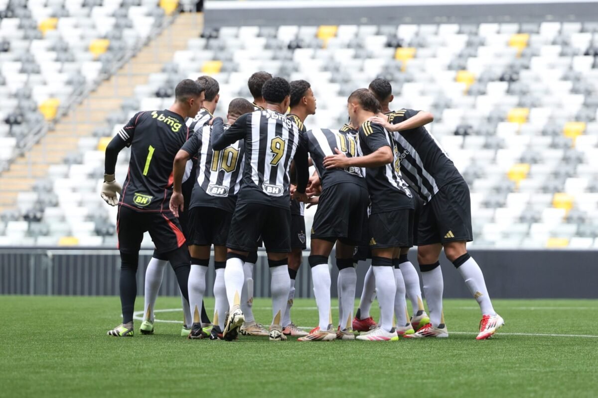 Time do Atlético reunido em campo (foto: Daniela Veiga/Atlético)