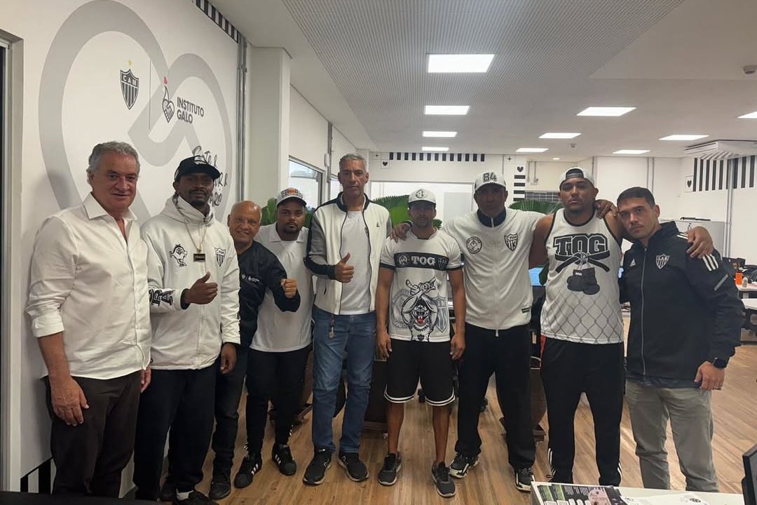 Integrantes da Galoucura ao lado de Sérgio Coelho, presidente do Atlético (foto: Divulgação/Galoucura)