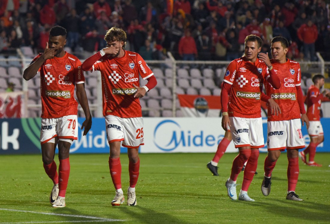 Gentile (segundo da esquerda para a direita) comemora gol pelo Cienciano - (foto: Ivan Flores/AFP)