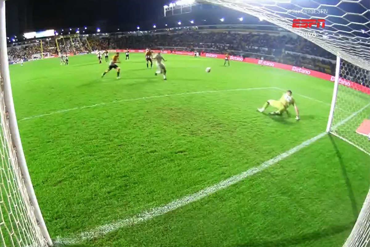 Dellatorre, do Coritiba, perdeu chance incrível em jogo da Série B (foto: Reprodução/ESPN)