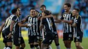 Rubens comemora gol com companheiros de Atlético diante do Deportes Iquique (foto: Pedro Souza/Atlético)