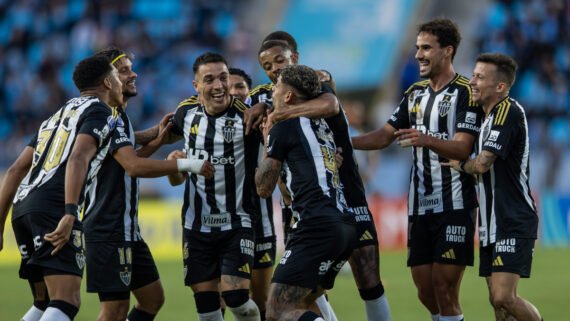 Rubens comemora gol com companheiros de Atlético diante do Deportes Iquique (foto: Pedro Souza/Atlético)