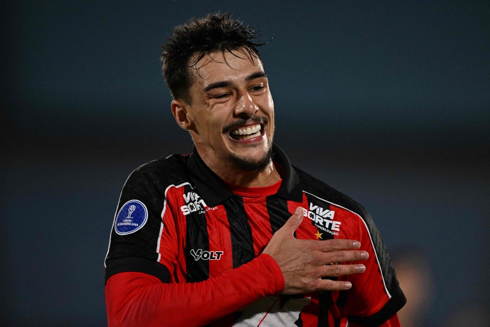 Claudinho comemora gol do Vitória (foto: Eitan Abramovich/AFP)
