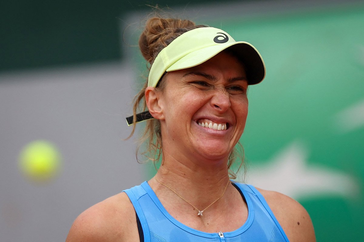 Bia Haddad faz careta durante jogo de tênis (foto: FRANCK FIFE/AFP)