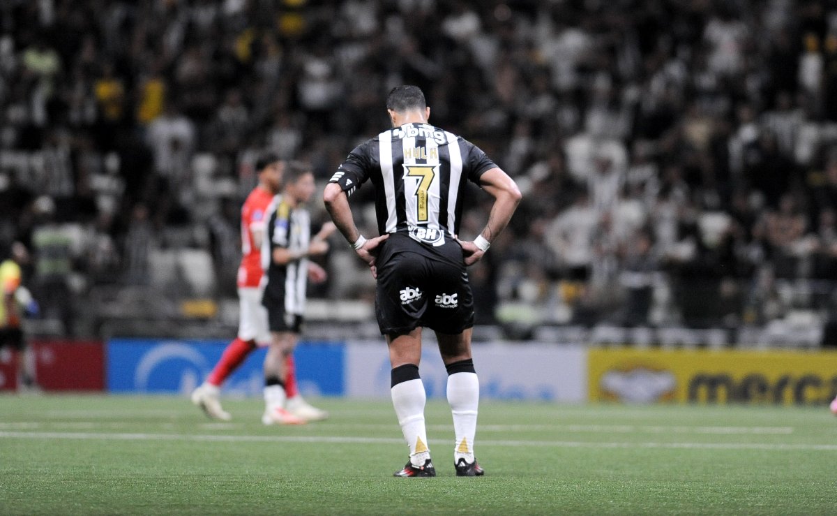 Hulk, atacante do Atlético, se lamenta na Arena MRV (foto: Alexandre Guzanshe/EM/D.A. Press)