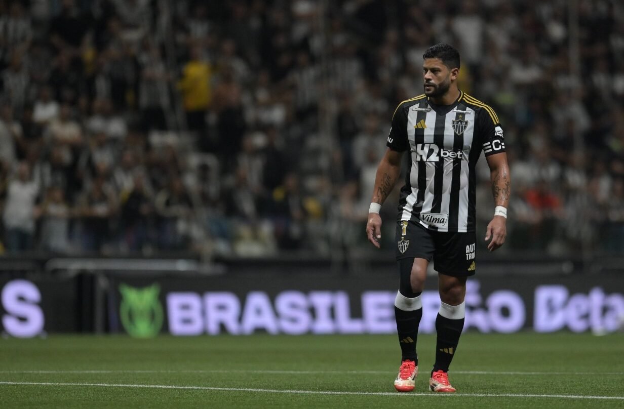Hulk em pé no gramado da Arena MRV (foto: Leandro Couri/EM/D.A Press)