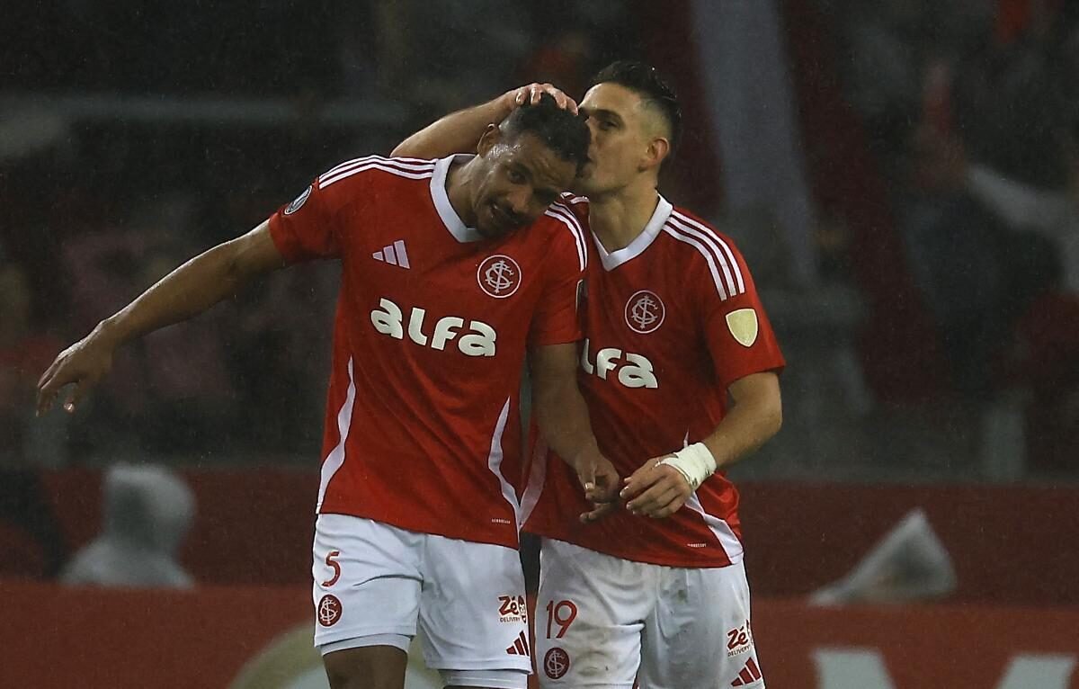 Borré (direita) comemora com Fernando (esquerda) gol pelo Inter sobre o Bahia na Libertadores (foto: SILVIO AVILA/AFP)