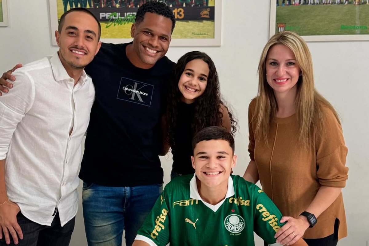 Ioannis Neto ao lado do pai, Doriva, da irmã, Zoi Ferraz, da mãe, Theodora Zygolika, e do empresário, Adriano Spadotto (foto: Reprodução/Instagram)
