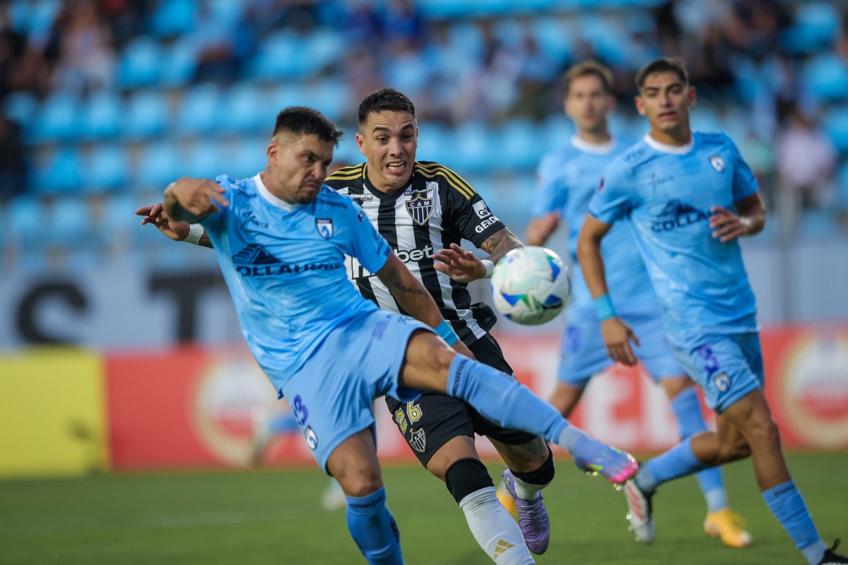 Jogador do Iquique corta bola em duelo contra o Atlético pela Sul-Americana (foto: Pedro Souza/Atlético)