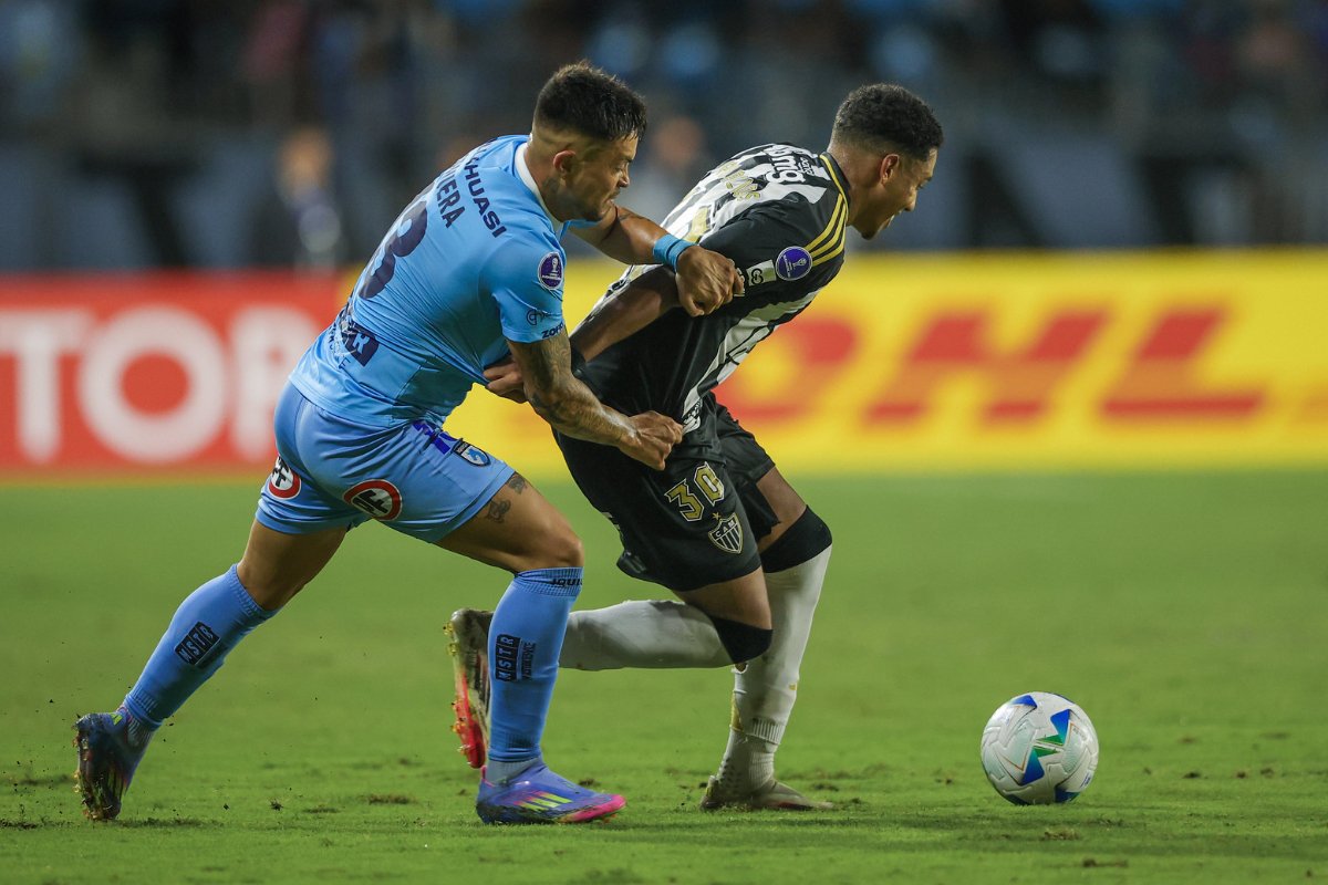 Jogadores de Deportes Iquique e Atlético em disputa de bola (foto: Pedro Souza/Atlético)