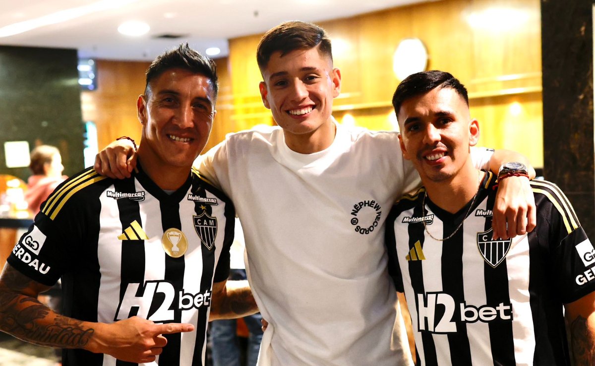 Ivan Román, zagueiro do Atlético, com ex-companheiros de Palestino-CHI (foto: Divulgação/Palestino)