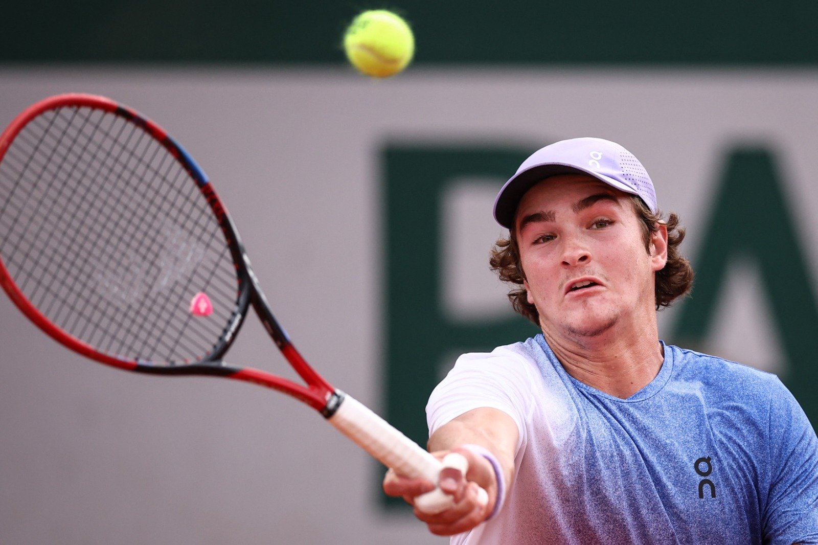João Fonseca em ação em Roland Garros (foto: Anne-Christine Poujoulat/AFP)