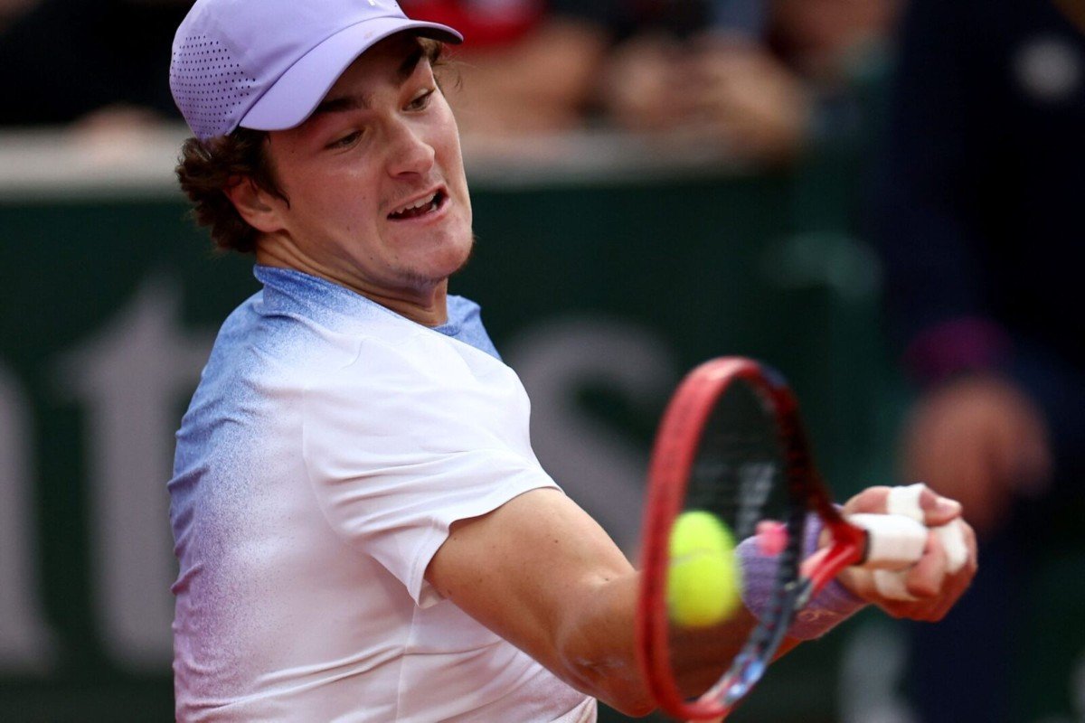 João Fonseca durante jogo contra o polonês Hubert Hurkacz (foto: Franck Fife/AFP)