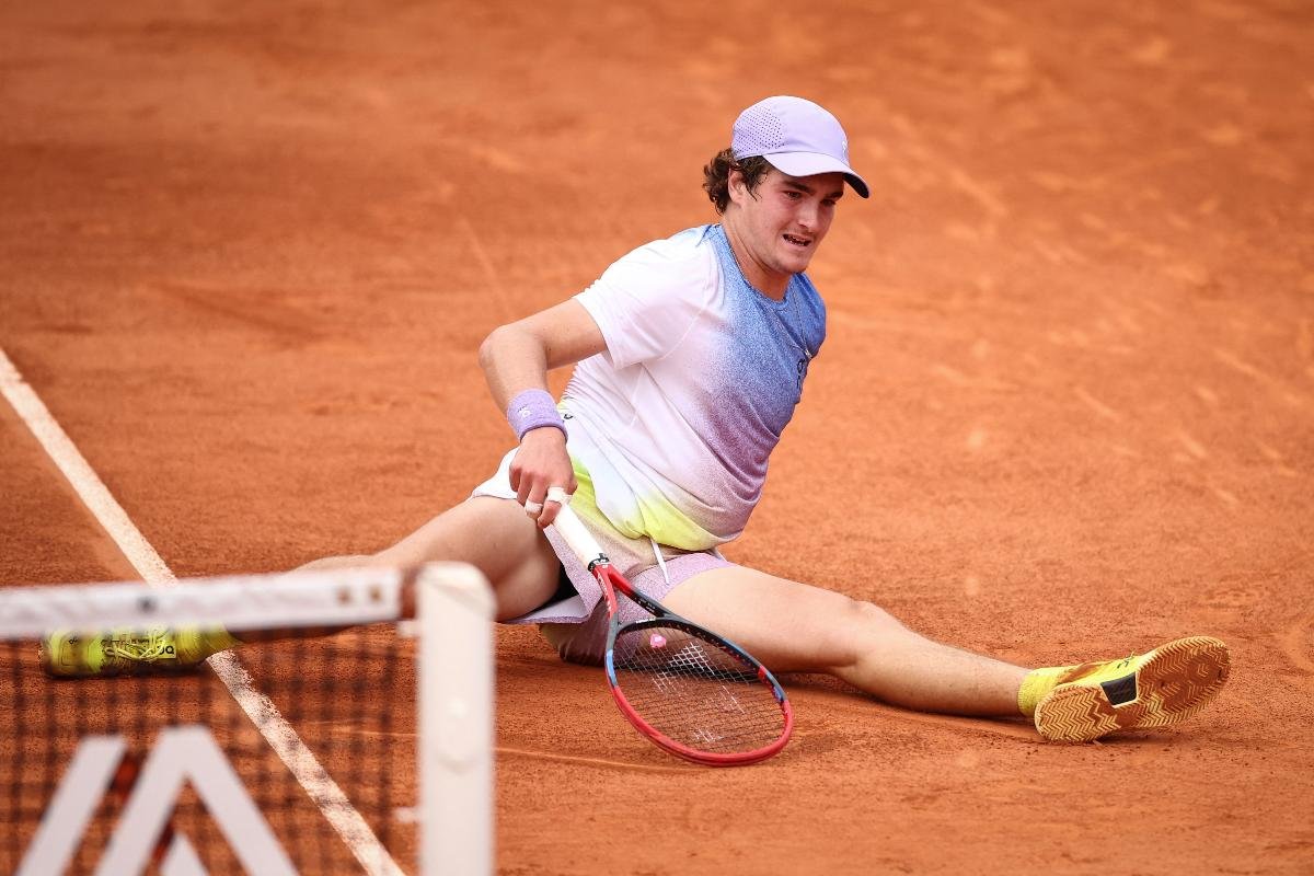 João Fonseca em ação em Roland Garros (foto: ANNE-CHRISTINE POUJOULAT/AFP)