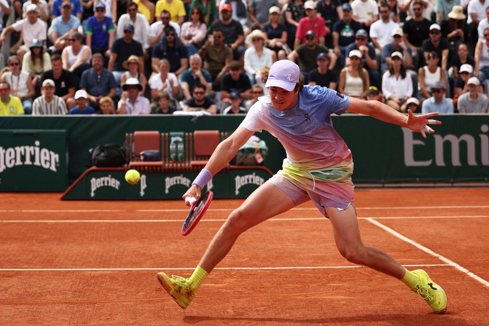João Fonseca em ação em Roland Garros (foto: Anne-Christine Poujoulat/AFP)