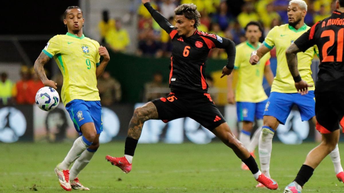 João Pedro em dividida com Richard Ríos durante Brasil x Colômbia, em março de 2025 (foto: Sérgio Lima/AFP)