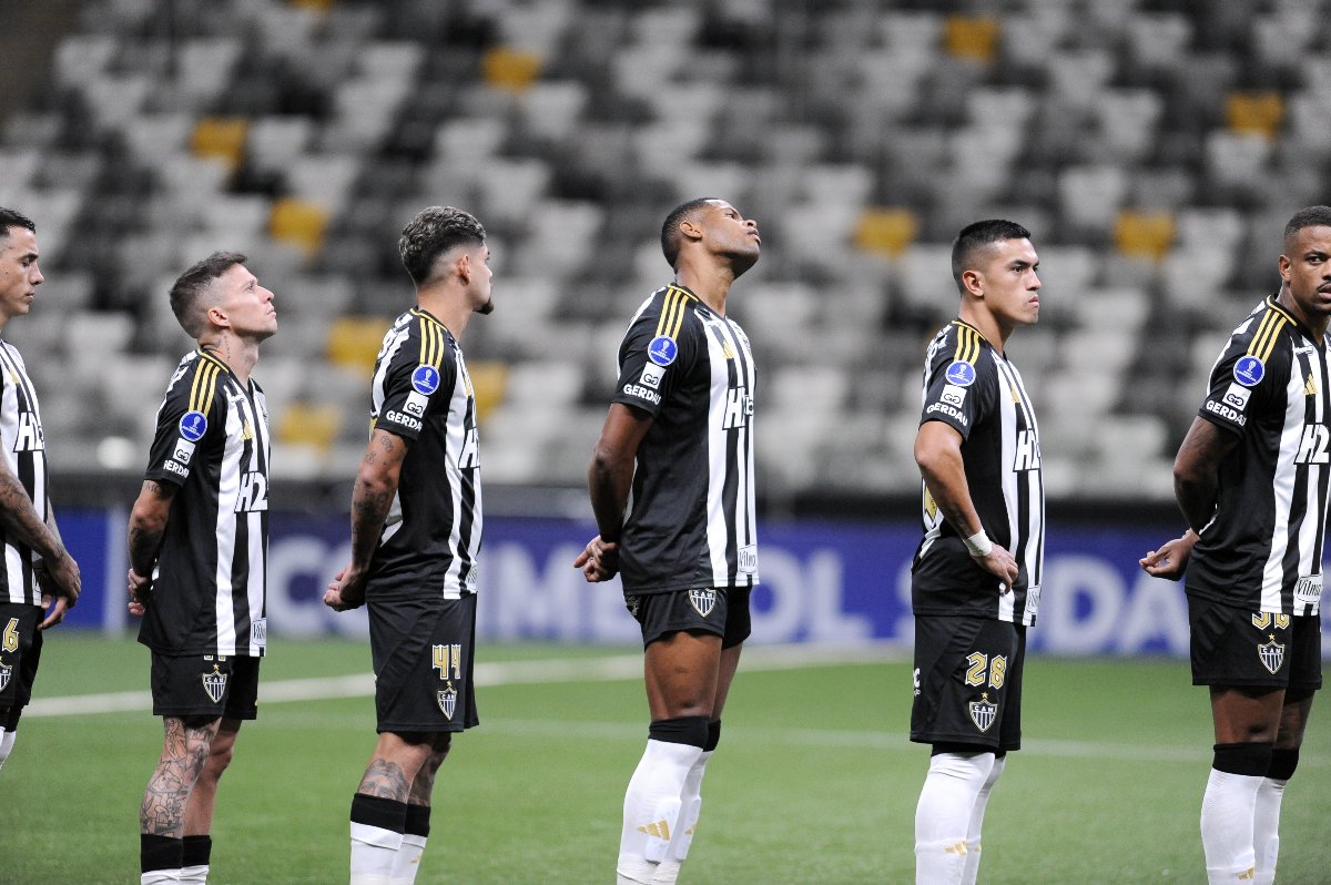 Jogadores do Atlético perfilados antes de confronto contra o Caracas pela Sul-Americana - (foto: Alexandre Guzanshe/EM/DA.Press)