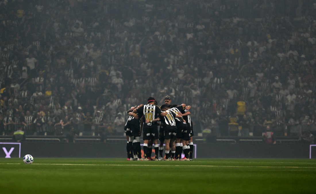 Jogadores do Atlético reunidos antes de empate com o Corinthians na Arena MRV (foto: Leandro Couri/EM/D.A. Press)
