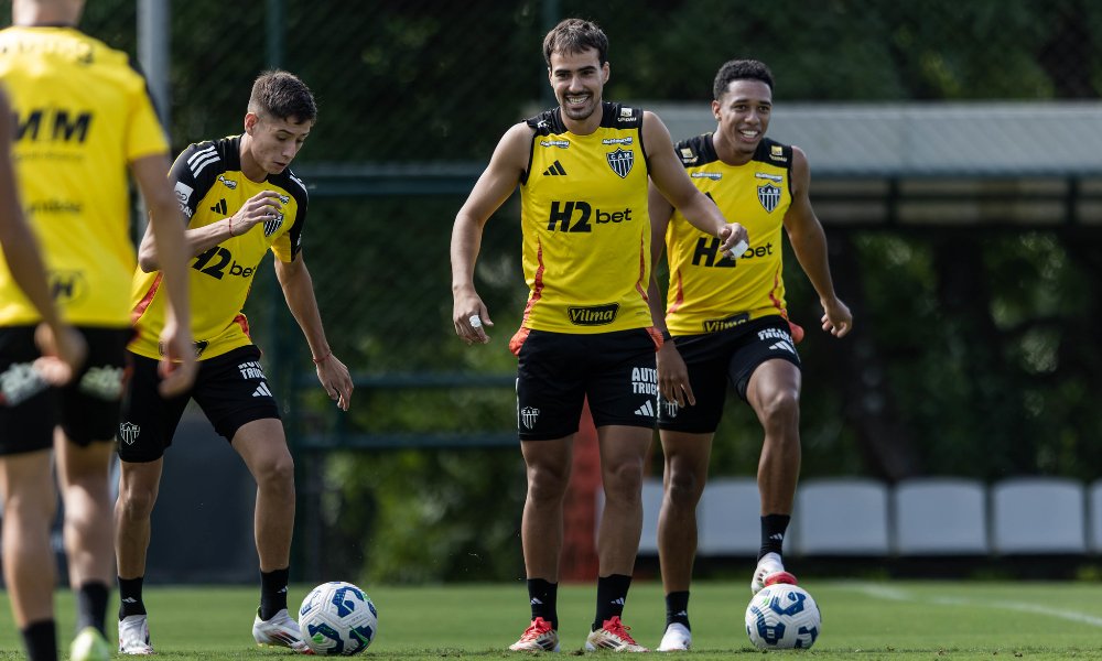 Igor Gomes (ao centro) pode ser o substituto de Hulk no Atlético (foto: Pedro Souza/Atlético)