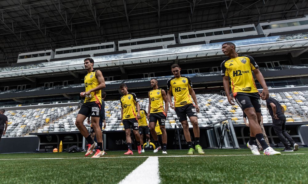 Jogadores do Atlético no primeiro treino com gramado sintético na Arena MRV - (foto: Pedro Souza/Atlético)